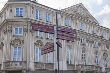 Варшава. Польша. Указатель улиц на фоне красивого здания