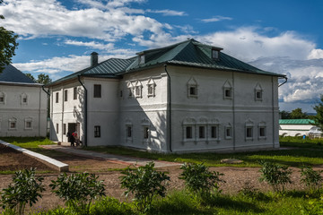 Fototapeta na wymiar hot day in women's Feodorovsky Monastery in Pereslavl-Zalessky