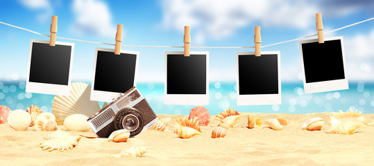 Schöner Strand mit Polaroid Fotos - Urlaub Konzept