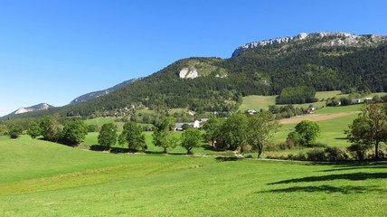 Paysage de moyenne montagne dans le Vercors en été (France)