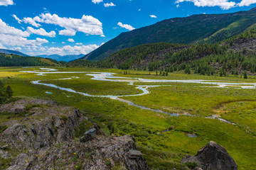 Fototapeta na wymiar Hochmoor mit Gletscherbach Mäandder Altai Gebirge Mongolei