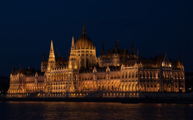 Fototapeta premium Parlament w nocy