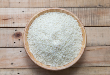 Fototapeta na wymiar raw rice in wooden bowl
