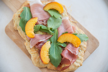 Flammkuchen mit Aprikosen und Serrano Schinken