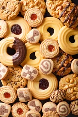 Fotobehang Achtergrond van cookies geassorteerde close-up. Verticaal bovenaanzicht © FomaA