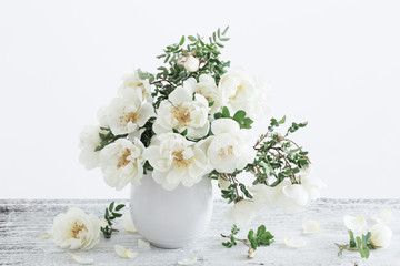 Obraz na płótnie Canvas white roses in vase