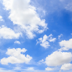 Fototapeta premium Chmury z niebieskim tle nieba.