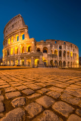 Fototapeta premium Koloseum o zachodzie słońca, Rzym. Rzym najbardziej znana architektura i punkt orientacyjny. Koloseum w Rzymie to jedna z głównych atrakcji Rzymu i Włoch