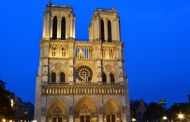 Fototapeta na wymiar Notre Dame in Paris by night