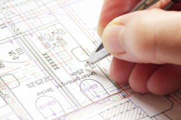 Architektin bei der Planung