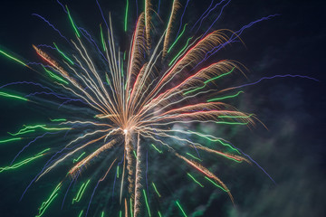 Farbiges Feuerwerk am Himmel