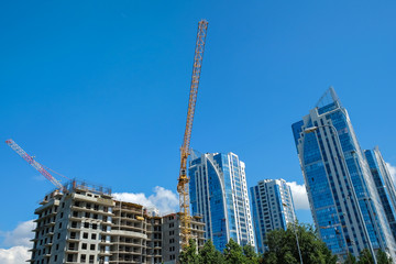 Fototapeta na wymiar crane at a construction site