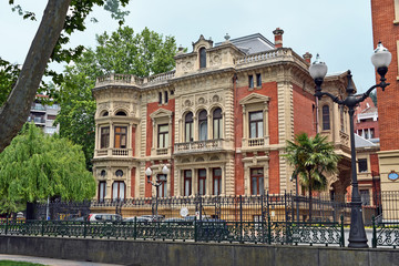 Fototapeta na wymiar alte Villa an der Uferpromenade Bilbao