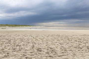 Fototapeta na wymiar Strand Landschaft mit blauem wolkigen Himmel