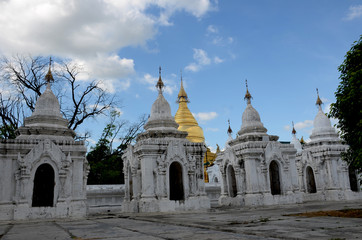 Fototapeta na wymiar Mandalay temple