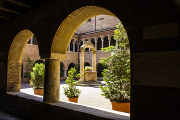 BOLOGNA, ITALIA - LUGLIO 23, 2017: Basilica di Santo Stefano ( sette Chiese) - Emilia Romagna