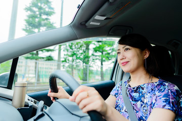 車の運転をしている女性