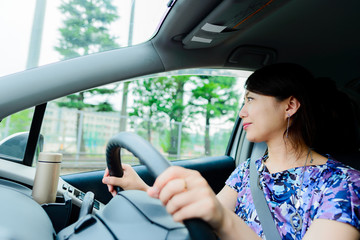車の運転をしている女性