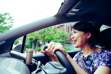 車の運転をしている女性