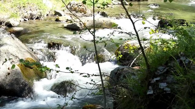 Fiume di montagna