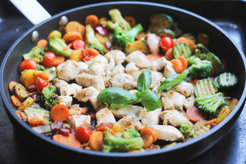 fit chicken lunch pan with vegetables
