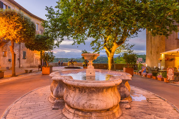 A fountain in a square in Pitigliano, a medieval village near Grosseto in Tuscany. - obrazy, fototapety, plakaty
