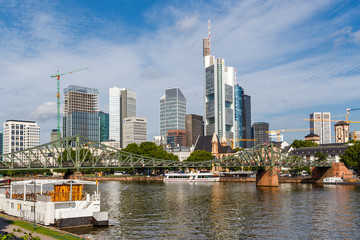 Fototapeta na wymiar Frankfurt am Main, Ansicht vom Sachsenhäuser Ufer. 31.07.2017.