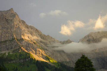 Ahornboden im Karwendel mit Abendlicht und Wolken