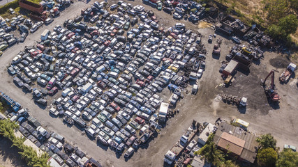 Vista aerea di uno sfasciacarrozze con molte auto, camion, moto, furgoni, pronte alla demolizione. La rimessa d'auto conto oltre cento mezzi fermi e accatastati.