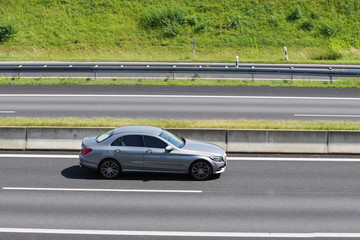 Limousine fährt auf der Autobahn