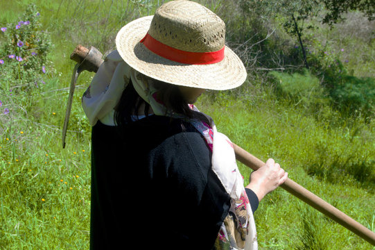 Mujer con azada / Woman with hoe / Femme avec la houe