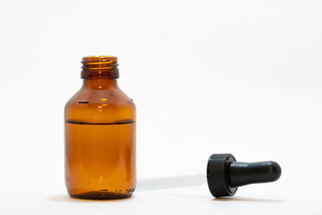 薬品のビンとスポイト