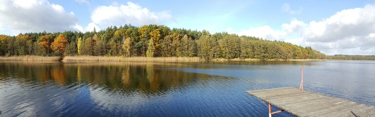 Fototapeta na wymiar jezioro jelenińskie jesienią