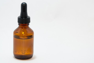 薬品のビンとスポイト