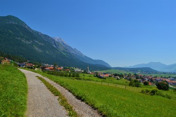 Fototapeta premium Feldweg in Tirol