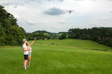 Jugendliche mit Drone