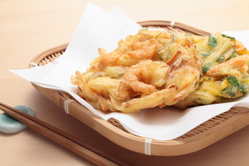 海老と野菜のかき揚げと箸
