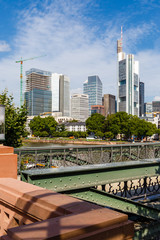 Frankfurt am Main, Eiserner Steg und die Skyline. 31.07.2017.