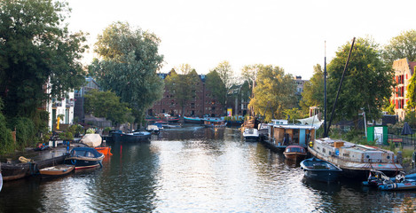 Fototapeta na wymiar Anlegeplatz für Hausboote an der Gracht in Amsterdam