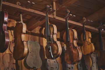 Traditional violin maker studio - obrazy, fototapety, plakaty