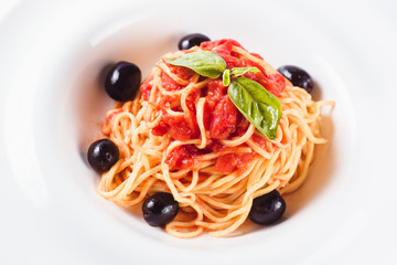 Pasta with tomatoes, garlic, olives and tomato sauce (close)
