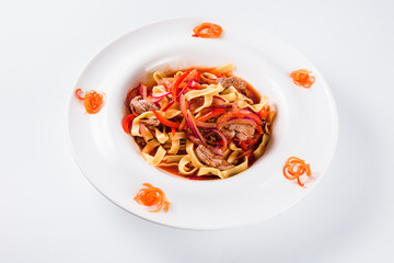 Pasta with beef, peppers, tomatoes and onions (close)