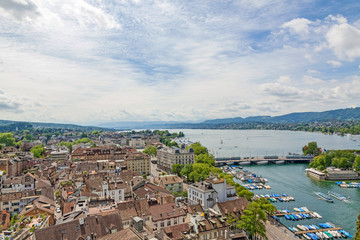 Fototapeta na wymiar Lake Zurich (Zurichsee) and river Limmat, downtown Zuerich