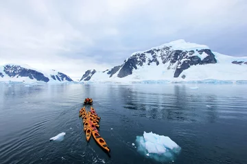 Poster Im Rahmen Schöne bunte Kajaks auf dem blauen Ozean, antarktische Halbinsel, Antarktis? © reisegraf