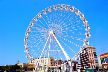 Noria en el parque de atracciones