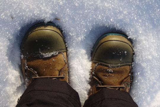 Mit warmen Winterstiefeln an den F&uuml;&szlig;en bei traumhafter Sonne duch den Schnee stapfen