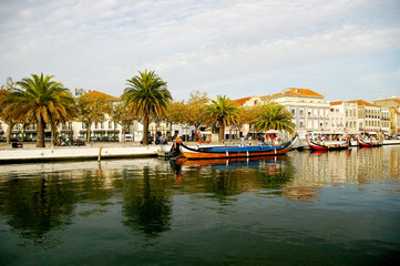 Fototapeta na wymiar Canoas gondolas en Aveiro, Portugal