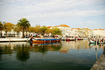 Fototapeta na wymiar Canoas gondolas en Aveiro, Portugal