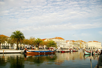Fototapeta na wymiar Canoas gondolas en Aveiro, Portugal