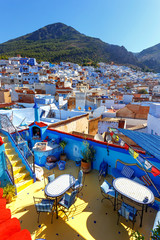 Ein Blick auf die blaue Stadt Chefchaouen im Rif-Gebirge, Marokko © Visual Intermezzo